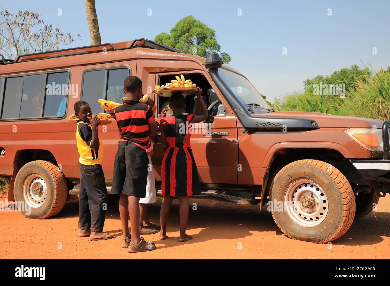 Bananas, Musaceae (Musaceae) banana plant, car, children, sale, street, street, Uganda, East Africa Stock Photo