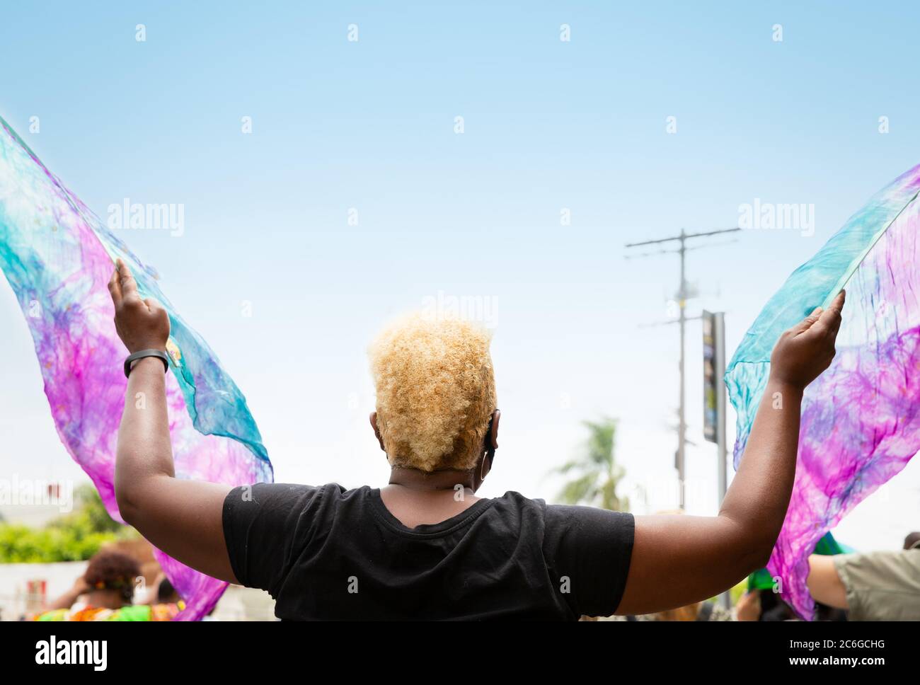 Holding signs hi-res stock photography and images - Alamy
