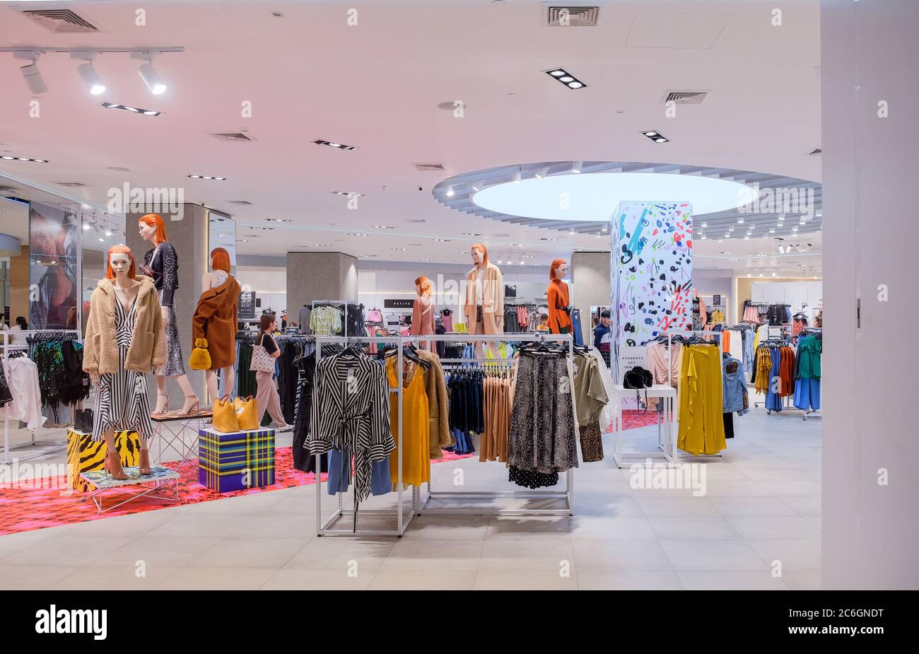 Bangkok-Thailand SEP 24 2018: Interior TOPSHOP store on Central world with  customer choose product Stock Photo - Alamy