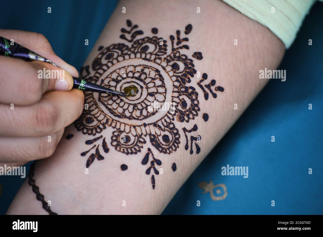 टैटू की तरह लगाना चाहती हैं मेहंदी तो इन डिजाइंस पर एक नजर जरूर डालें |  easy designs of tattoo style mehndi | HerZindagi