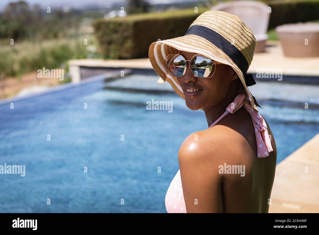 Hat sunglasses woman swimming pool hi-res stock photography and images -  Alamy