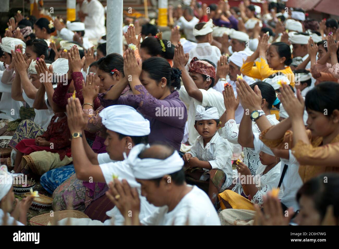 Hindu boy praying hi-res stock photography and images - Alamy