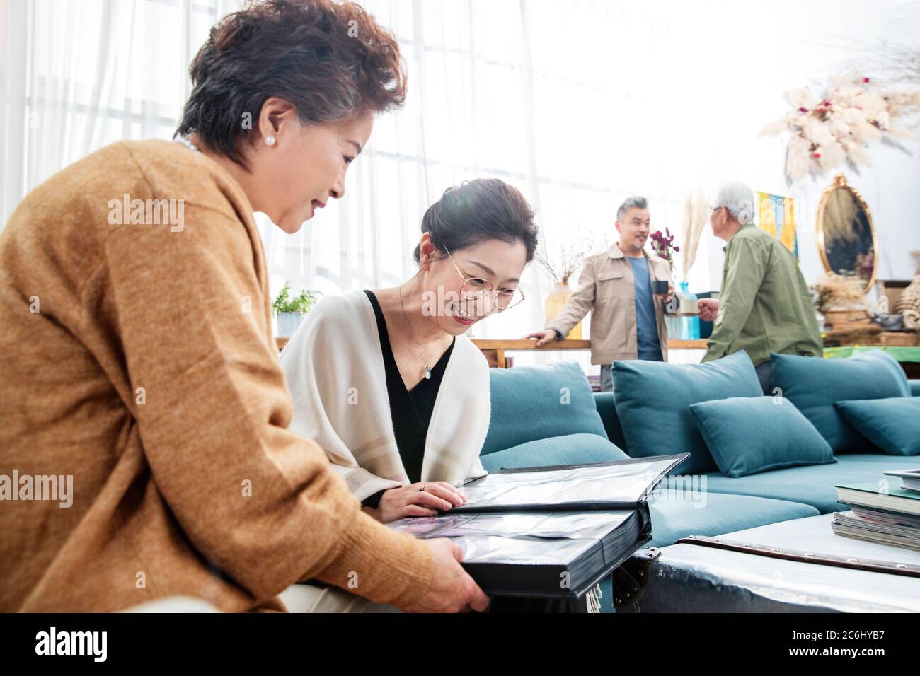 Tea chat hi-res stock photography and images - Alamy