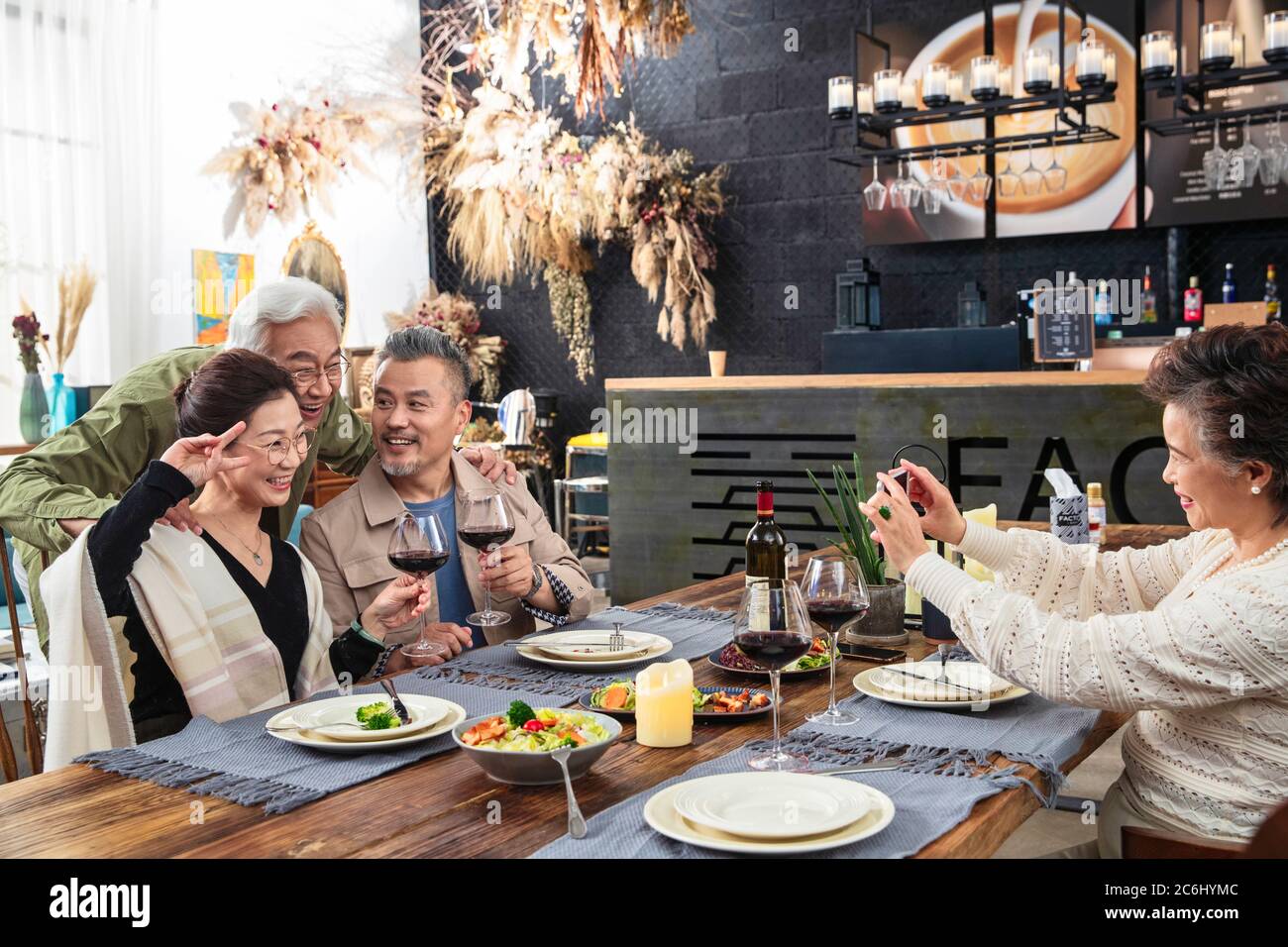 Dinner table mobile phones hi-res stock photography and images - Alamy