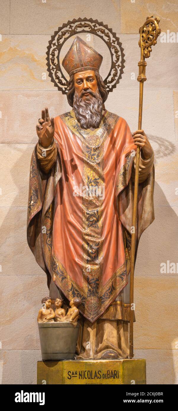 BARCELONA, SPAIN - MARCH 3, 2020: The carved polychrome statue of St. Nicholas in the chruch Iglesia Sant Ramon De Penyafort. Stock Photo