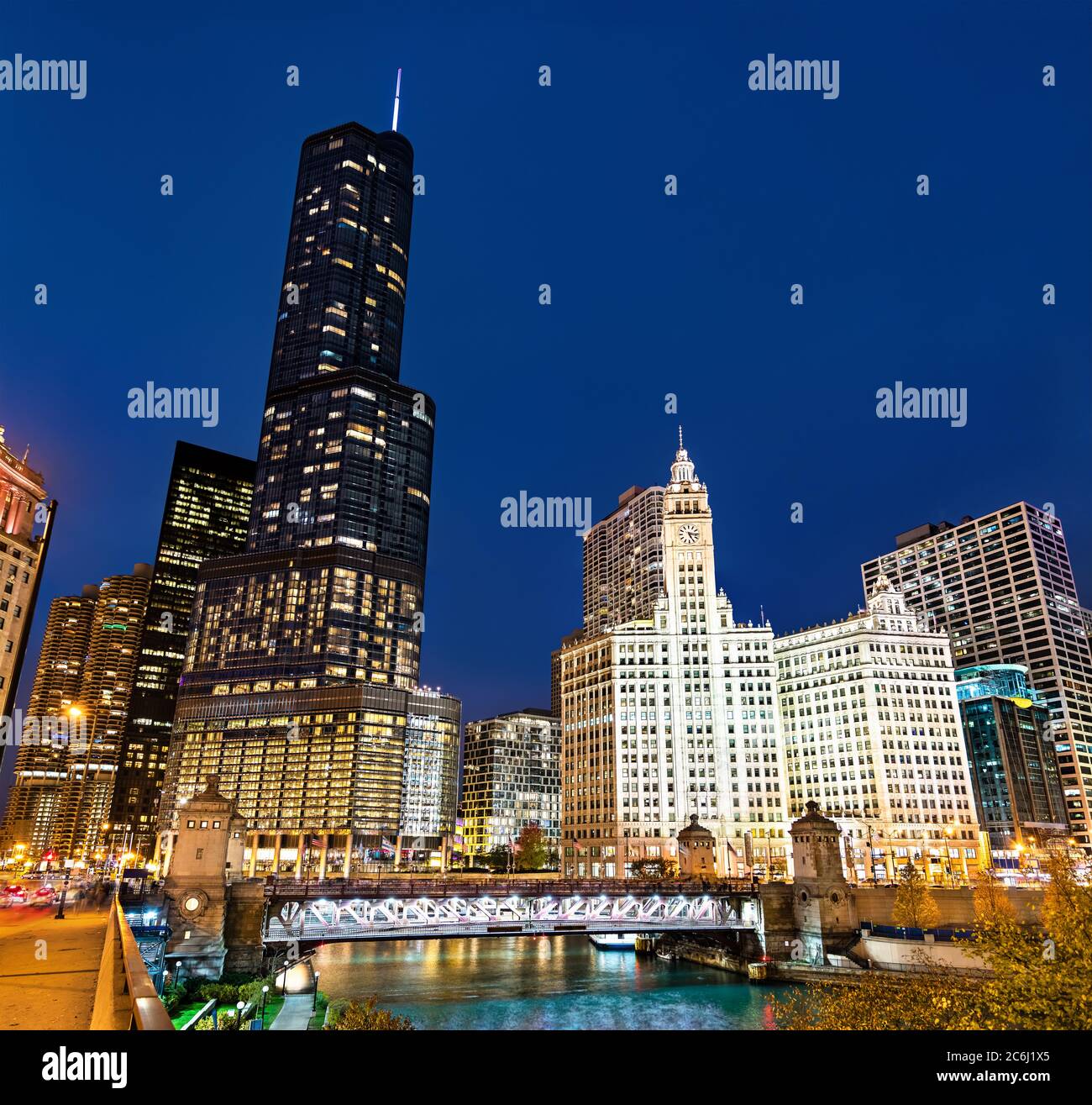 Chicago night skyline hires stock photography and images Alamy