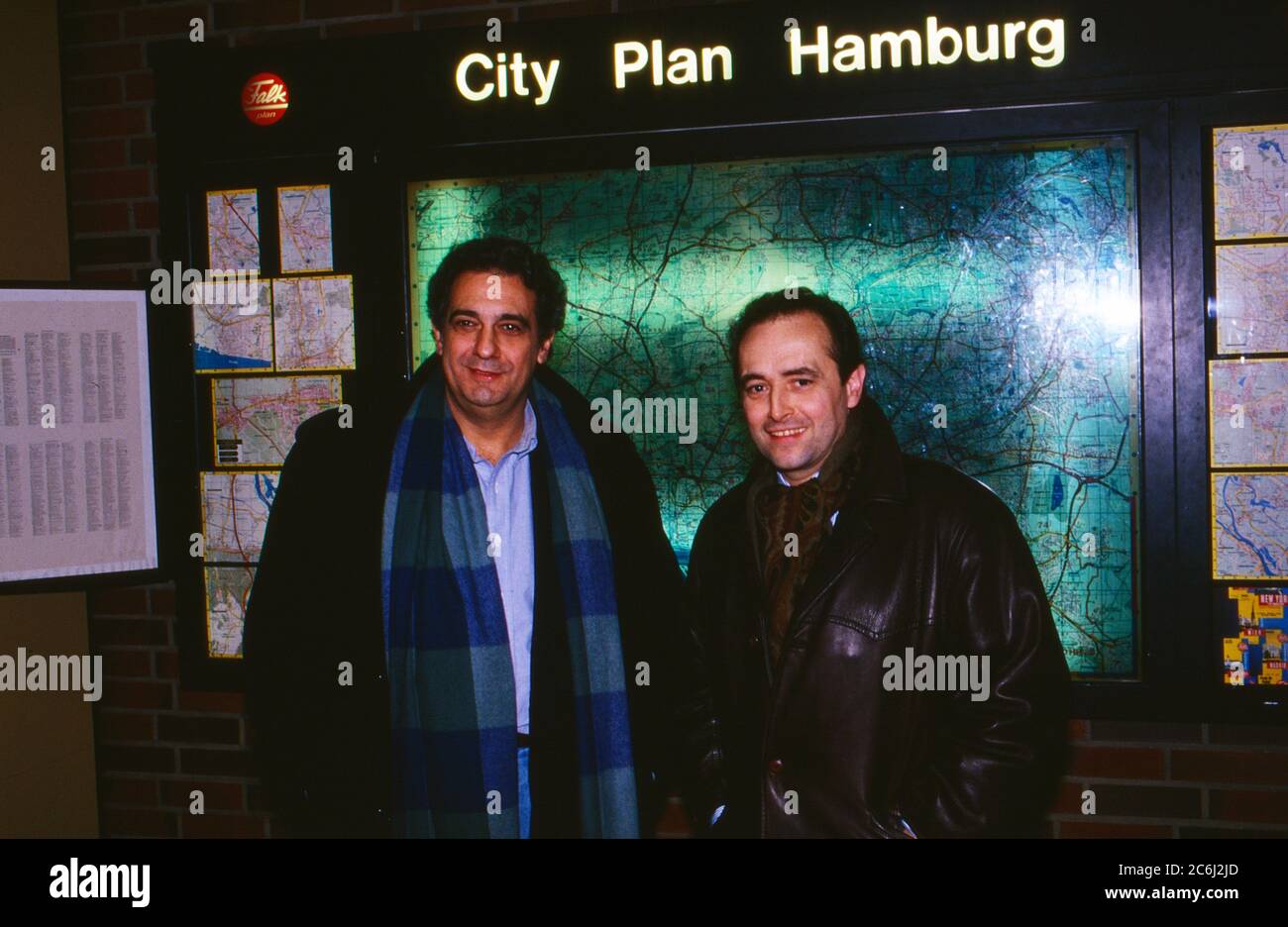 Placido Domingo, Jose Carreras, beide Opernsänger, treffen sich bei der Ankunft in Hamburg, Deutschland 1989. Stock Photo