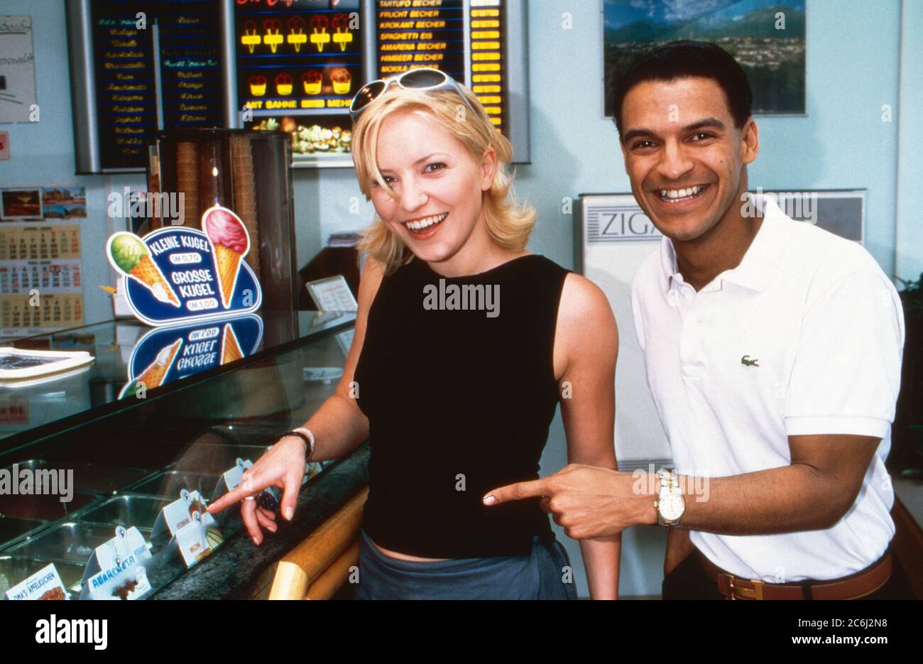 Michael Dierks und Diana Staehly, beide Schauspieler, kaufen sich ein Eis in einer Eisdiele, Deutschland 1999. Stock Photo