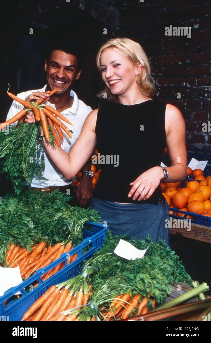 Michael Dierks und Diana Staehly, beide Schauspieler, am Gemüsestand, Deutschland 1999. Stock Photo