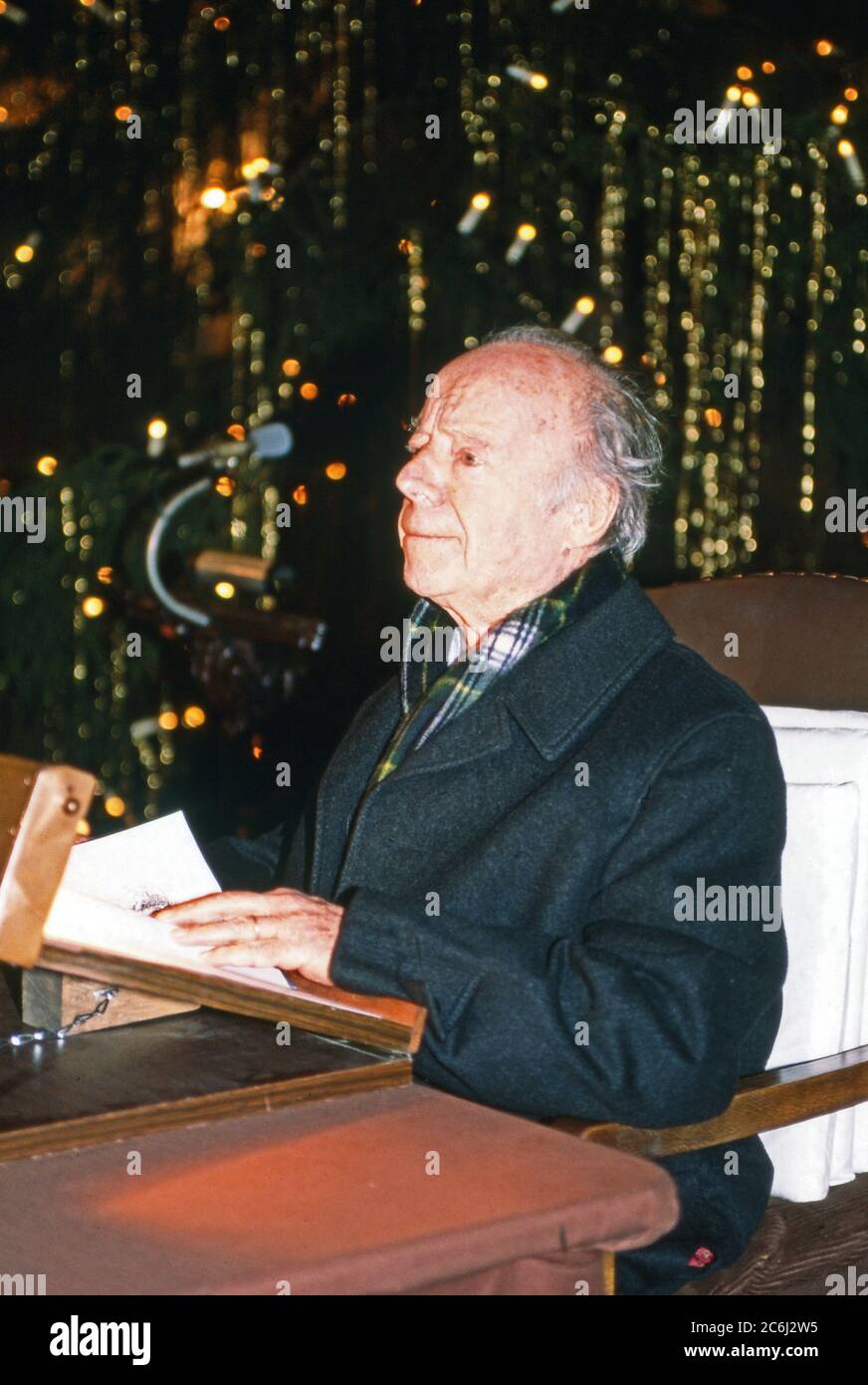 Heinz Rühmann, deutscher Schauspieler und Regisseur, liest die
