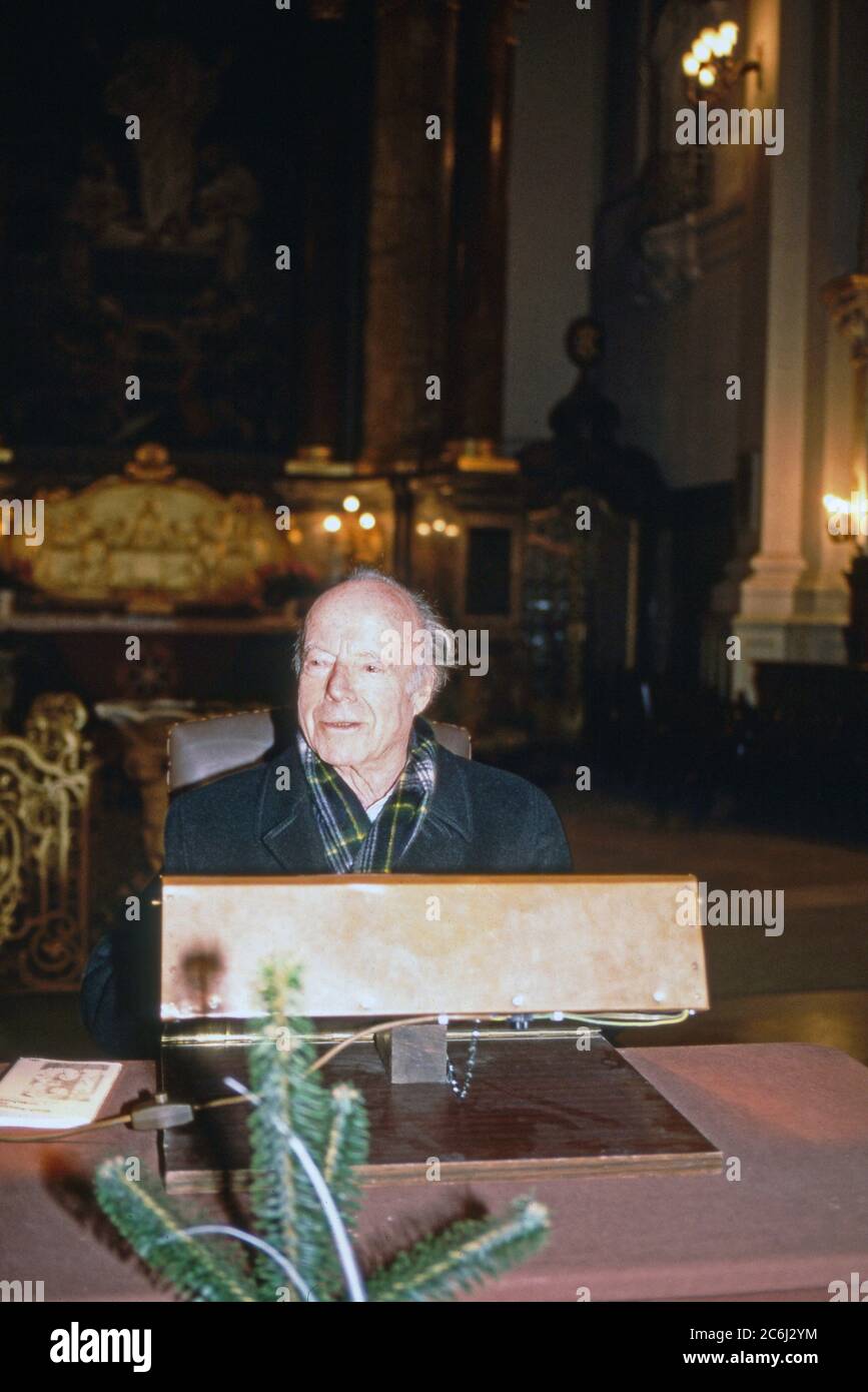 Heinz Rühmann, deutscher Schauspieler und Regisseur, liest die