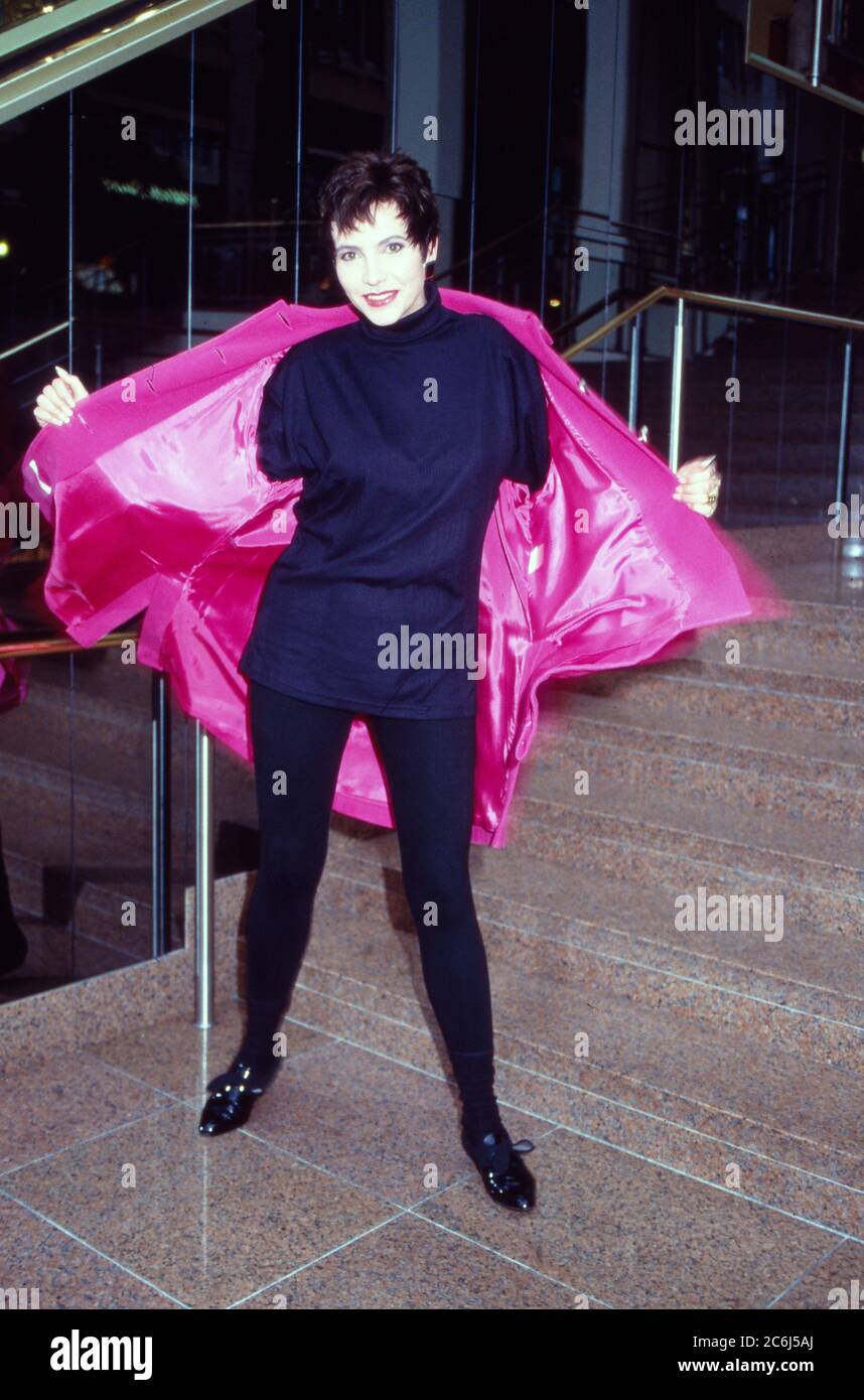 Isolde Tarrach, deutsche Moderatorin und Fernsehansagerin, in einer pinkfarbenen Jacke bei einem privaten Fotoshooting im Hotel Maritim in Köln, Deutschland 1994. Stock Photo