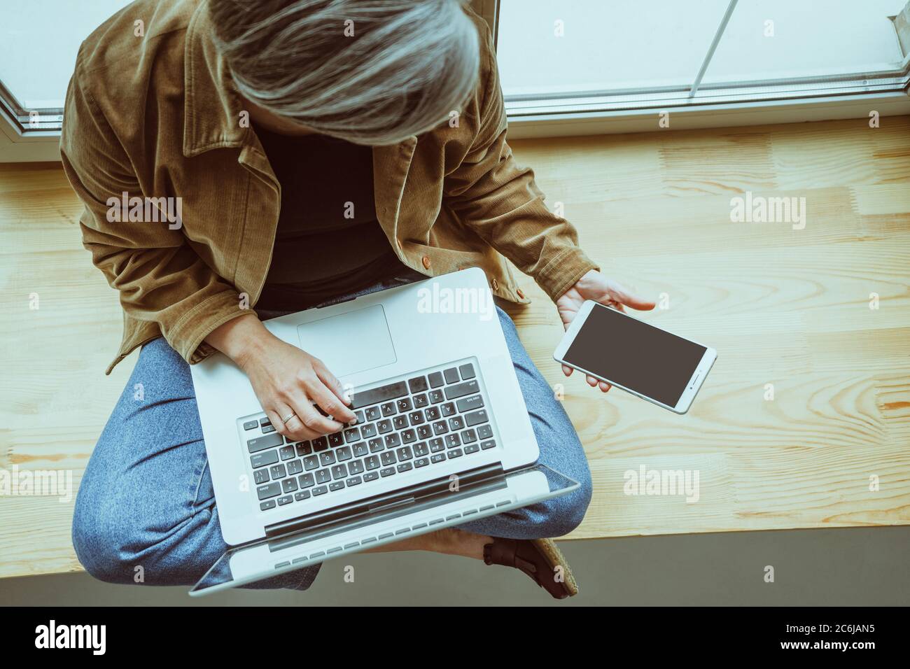 Mature woman crossed legs hires stock photography and images Alamy