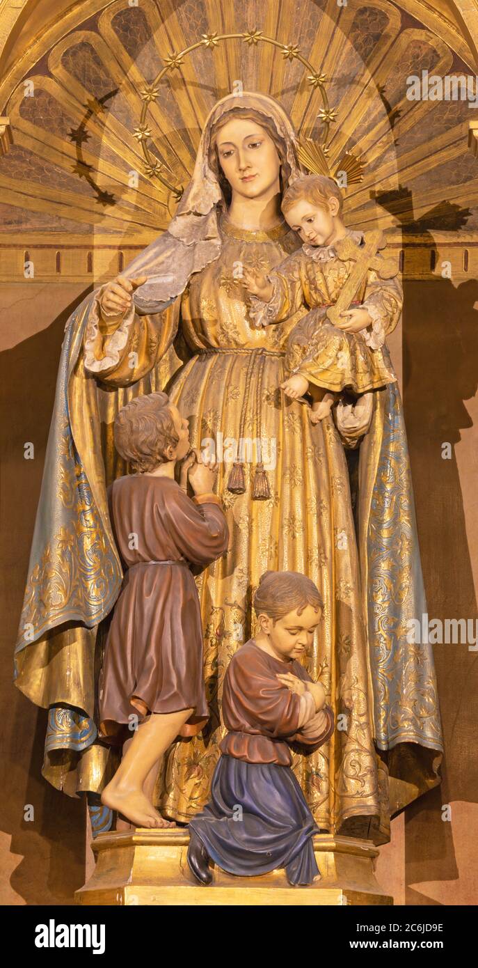 Statue of mary with gold crown hi-res stock photography and images - Alamy