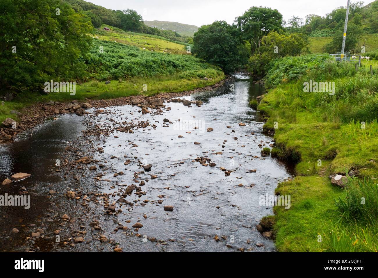 Der Fluß Old River mündet in Loch Eishort, Isle of Skye, Schottland Stock Photo