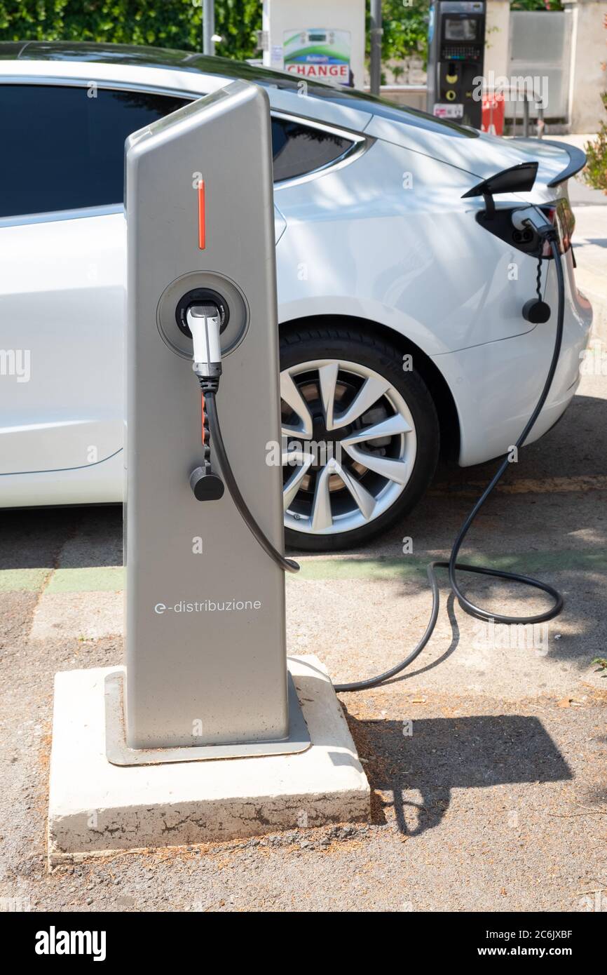 TURN, ITALY - Jun 19, 2019: Un primo piano verticale del caricatore per auto  elettrica della centrale elettrica Enel x Foto stock - Alamy