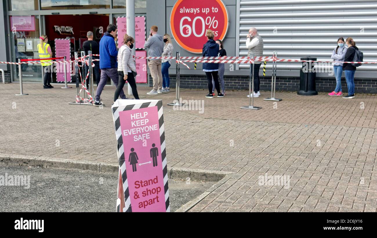 Glasgow, Scotland, UK 10th July, 2020: UK Weather:  Sunny on the forth and clyde canal saw people queue under the new shopping rules in clydebank  during the lock down. Credit: Gerard Ferry/Alamy Live News Stock Photo