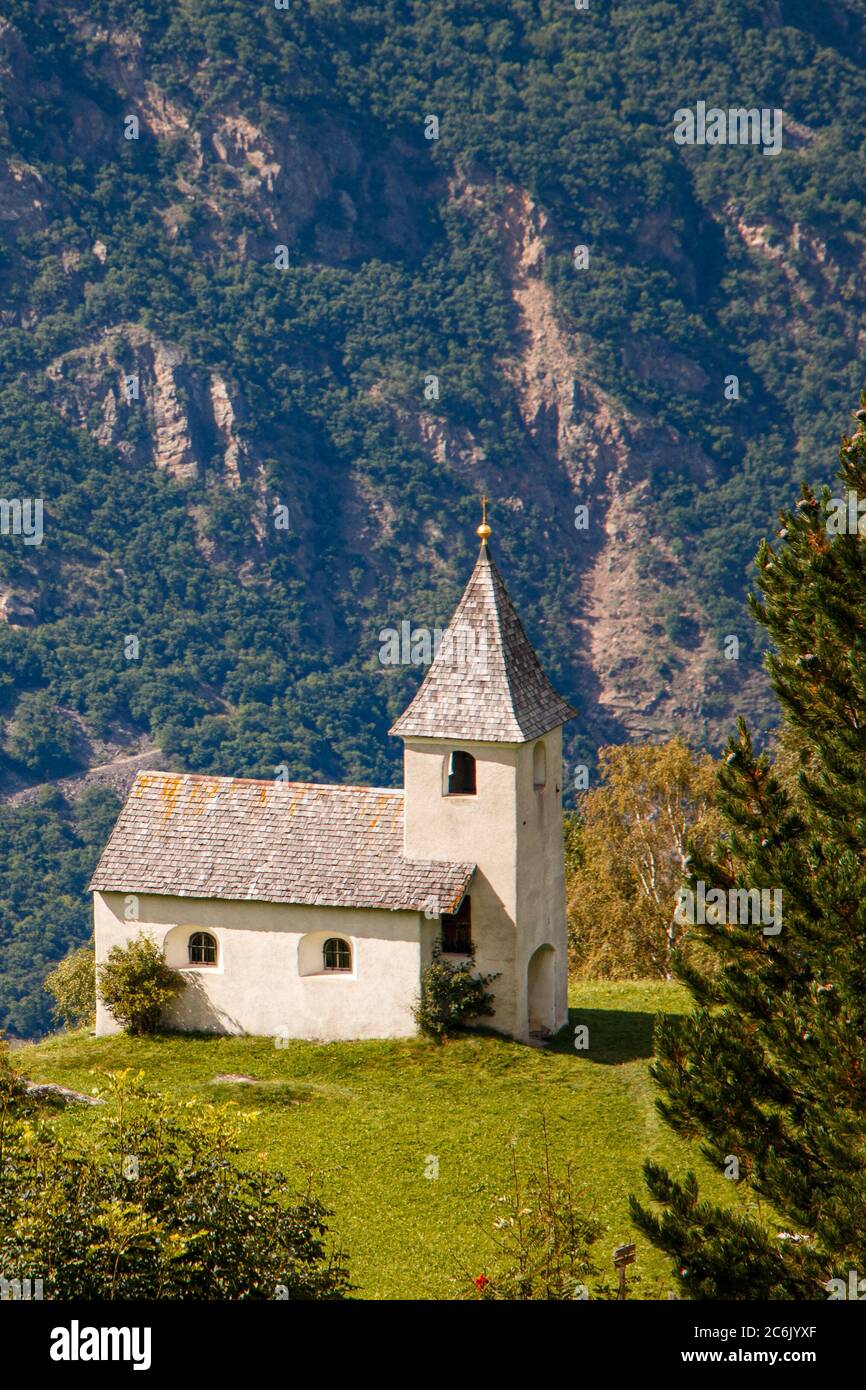 Kleine Kapelle am Berg Stock Photo