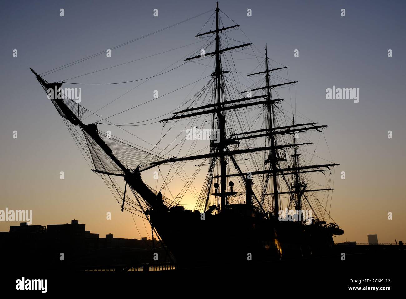 Three masted sailing ship hi-res stock photography and images - Alamy