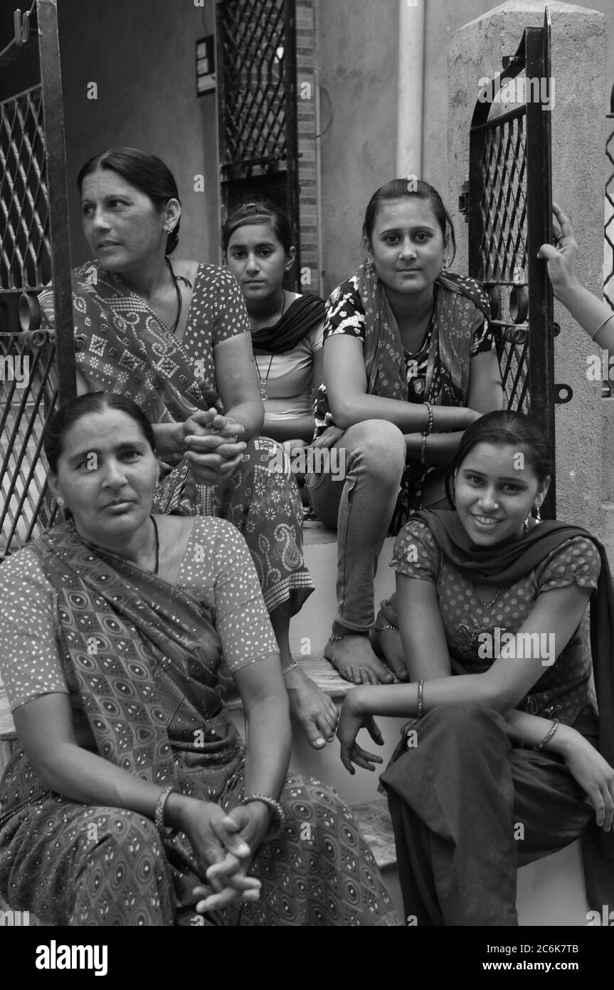 Indische Frauen auf einer Treppe sitzend | Indian women sitting on a stairway Stock Photo