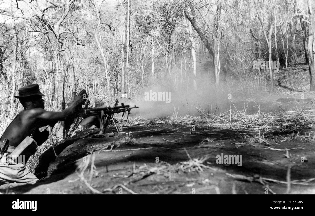Soldiers of the 1st Battalion King's African Rifles firing Bren guns. Nyasaland 1950s Stock Photo