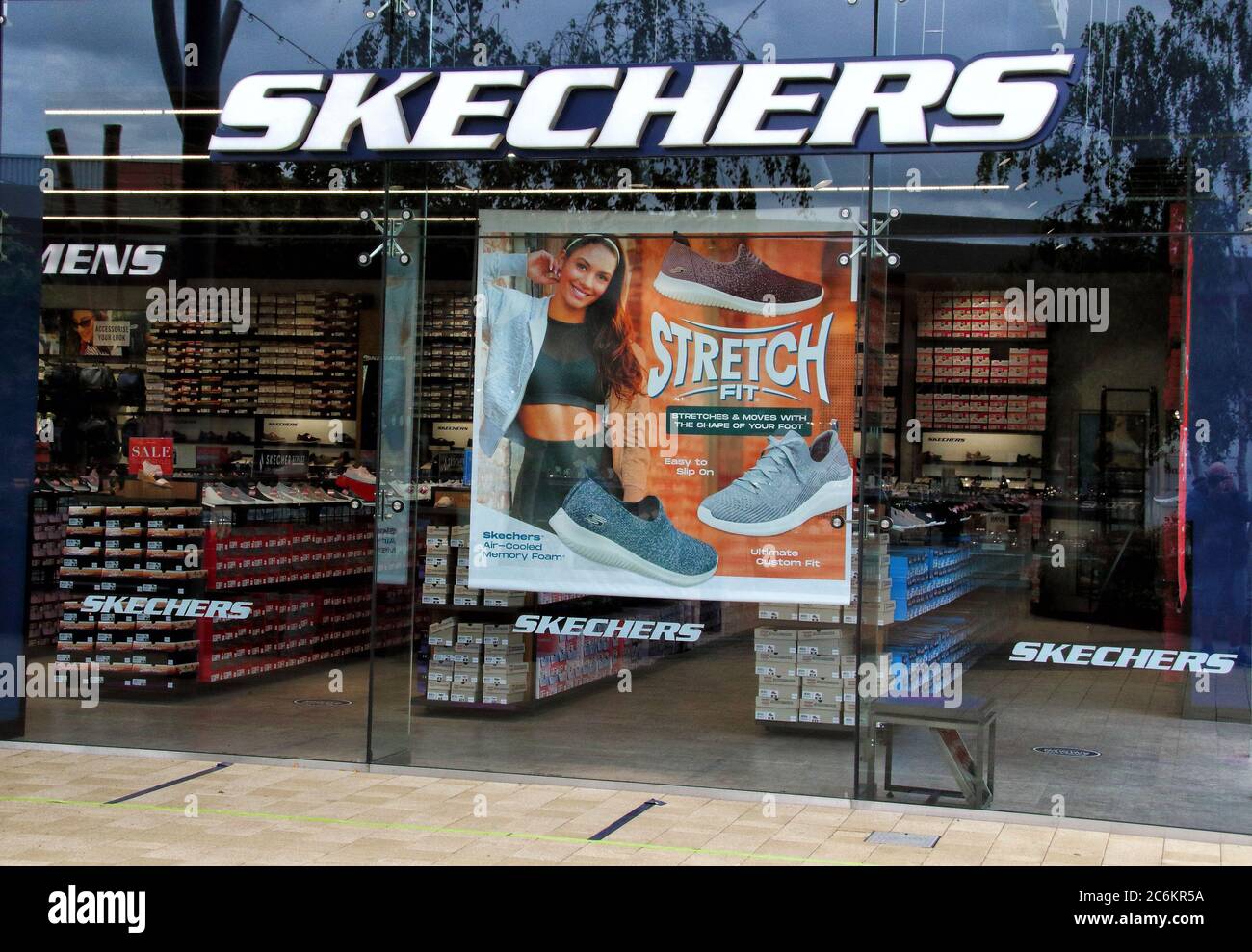 Skechers logo hi-res stock photography and images - Alamy