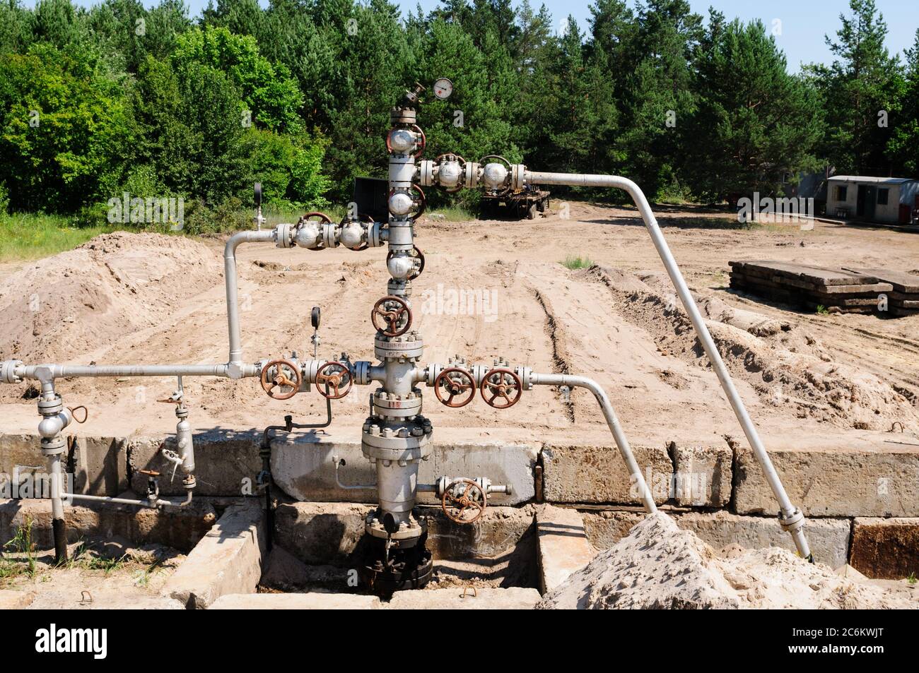 Preparation of a gas well for overhaul. Construction of the wellhead