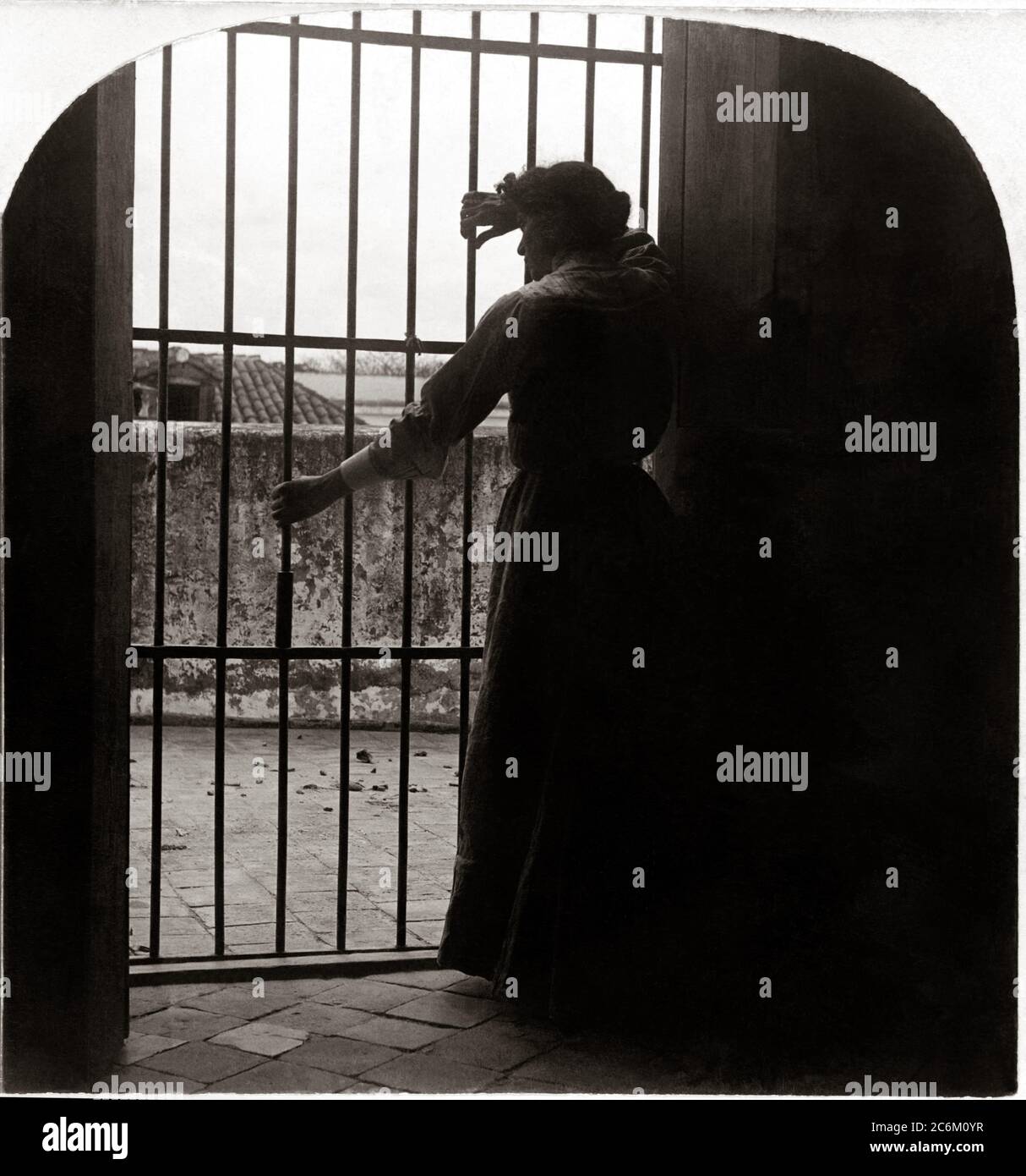 1899 , HAVANA , CUBA : The cuban patriot heroine revolutionary EVANGELINA COSSIA y CISNEROS ( 1877 - 1970 ). The cell from wich Evangelina Cisneros escaped from Havana . Photo 3D stereoview by american B. L. SINGTEY , Keystone View Company , Meadville, Paand St Louis , Ms. 1899 . He was imprisoned as a rebel during the Cuban War of Independence from the Spain . His escape October 1897 was helped and reported by journalist Karl Rander of William Randolph staff of newspaper NEW YORK JOURNAL . In 1970, Evangelina was given a full military funeral in Cuba as one of the last heroes of the Cuban war Stock Photo