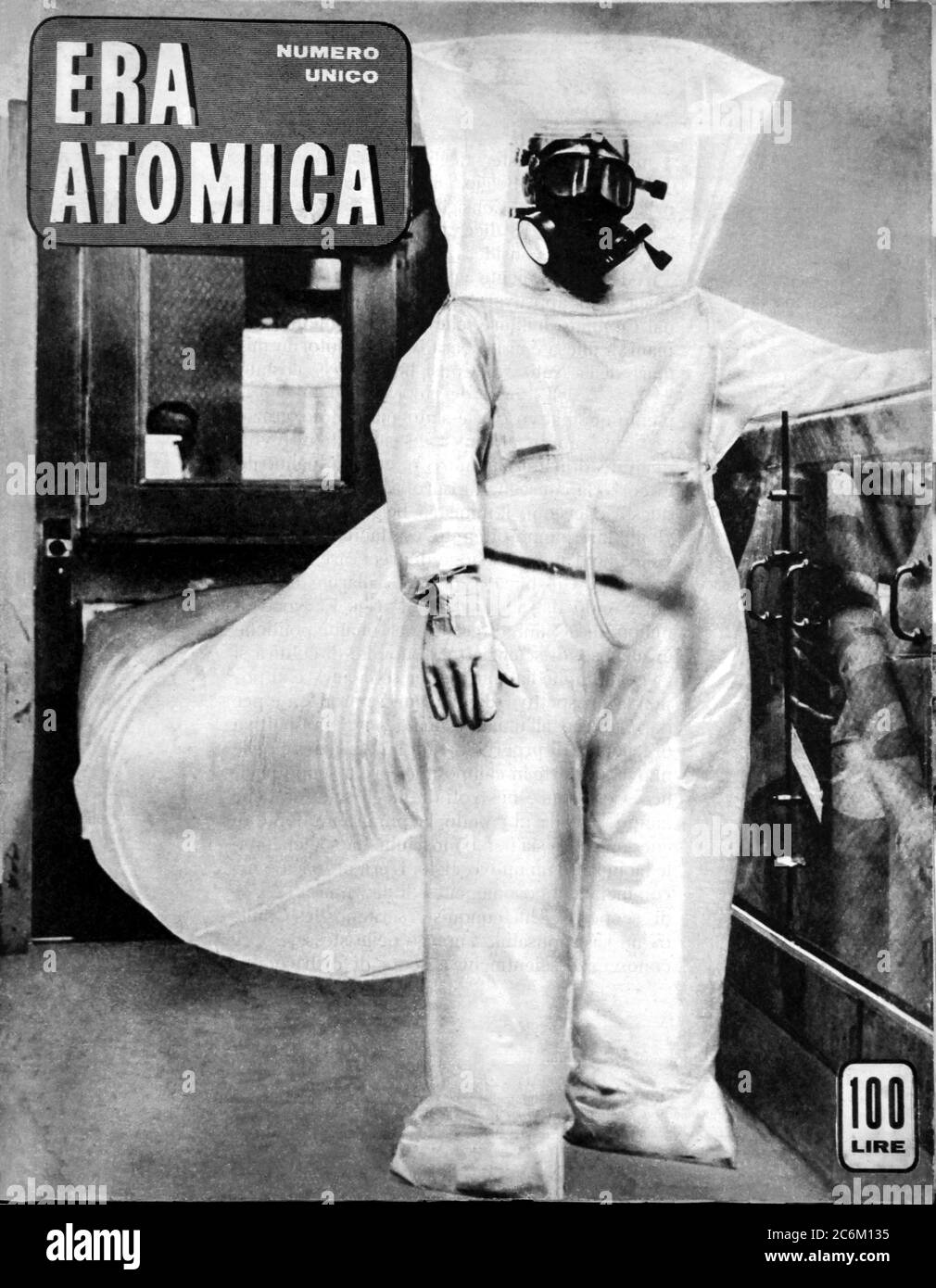 1955 , ITALY : Cover of italian illustrated magazine ERA ATOMICA ( ATOMIC ERA ) on the modern ATOMIC AGE of COLD WAR, pubblished by italian communist magazine IL LAVORO ( of CGIL syndacate: Confederazione Generale Italiana del Lavoro ) for the Pacifism and the abandonment of any use of atomic energy for war. - PACE - PACIFISMO - ENERGIA ATOMICA - ENERGY - GUERRA FREDDA - ATTACCO ATOMICO NUCLEARE ENERGIA - ENERGY - NUCLEAR ATTACK -  BOMBA ATOMICA - foto storiche storica - HISTORY PHOTOS - bomb - GUERRA FREDDA - COLD WAR - ATOMO - ENERGIA NUCLEARE - nuclear weapon - fungo atomico - radioattività Stock Photo