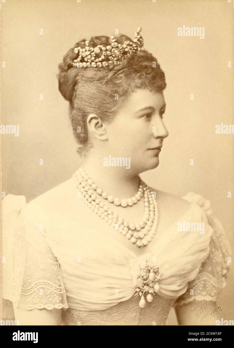 1882 , BERLIN , GERMANY : The german Empress AUGUSTA VICTORIA ( 1840 - 1901 ), daughter of Queen VICTORIA of England  ( 1819 - 1901 ) and prince Albert Saxe-Coburg-Gotha . Married in 1858 to german kronprinz FREDERIK of Prussia ( future FREDERIK III in 1888 ) . Mother of future Kaiser of Germany Wilhelm II ( 1859 - 1941 ) HOHENZOLLERN . Photo by woman photographer EMILIE BIEBER ( 1810- 1884 ). - House of  WINDSOR  - ENGLAND - GREAT BRITAIN  - FOTOGRAFA - royalty - nobili - nobiltà tedesca  - portrait - ritratto  - regina - imperatrice - kaizerin - VITTORIA  - Sassonia Coburgo Gotha  - corona - Stock Photo