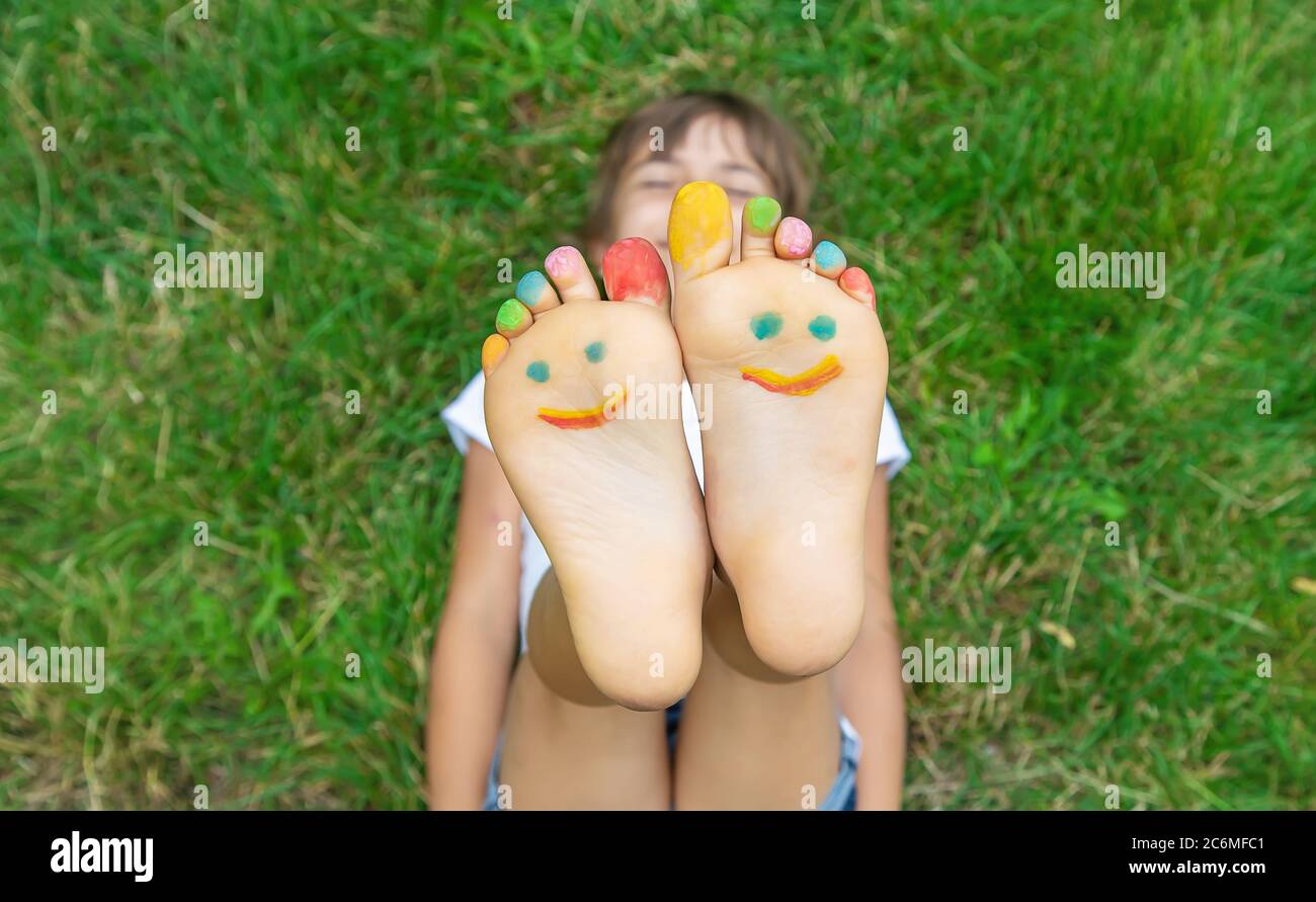Детские feet. Дети foot Paint. Barefoot and smile. Feet Chop Kids.