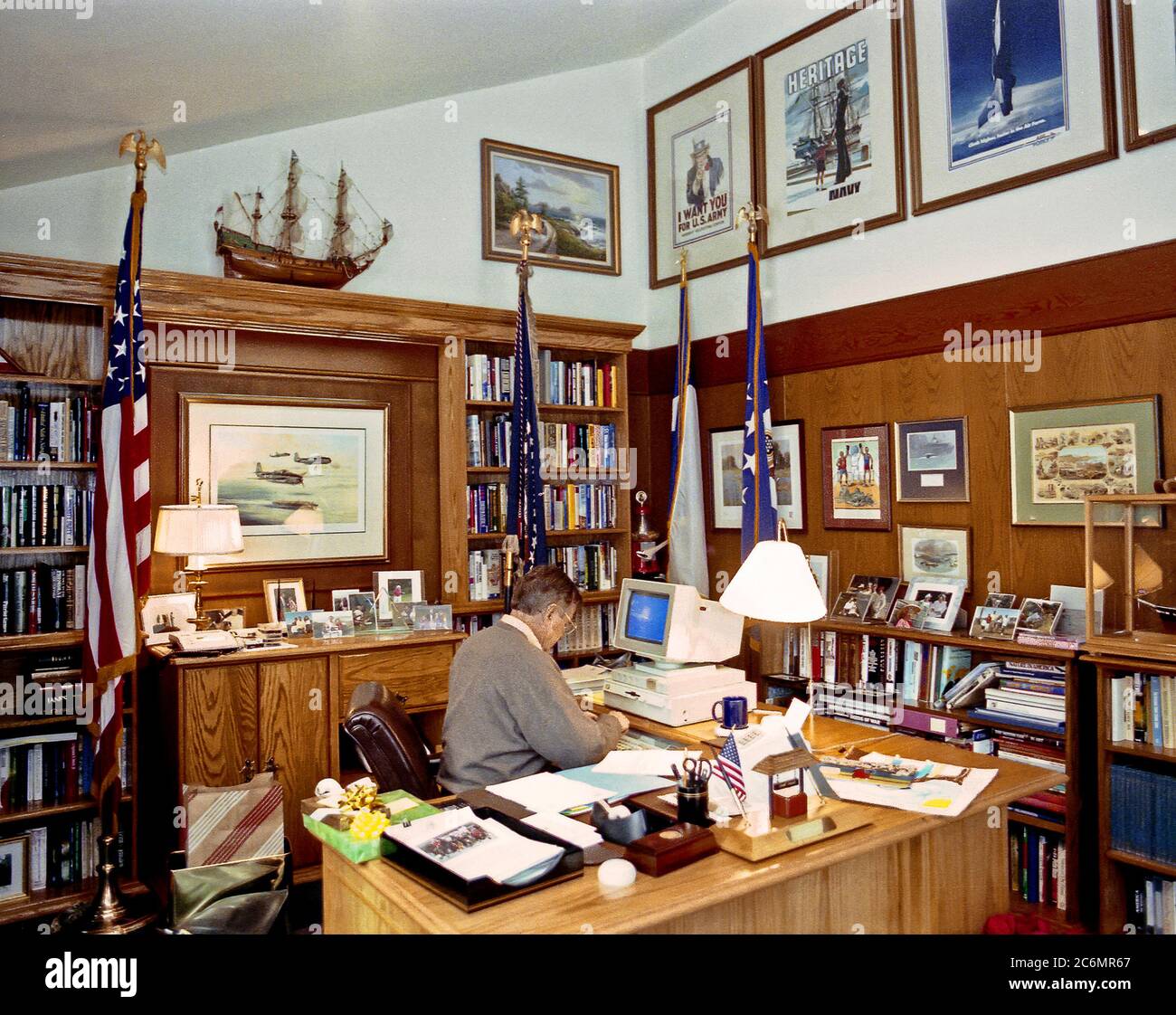 President Bush Works at the Computer in his Office at Camp David 12 19 1992 Stock Photo Alamy