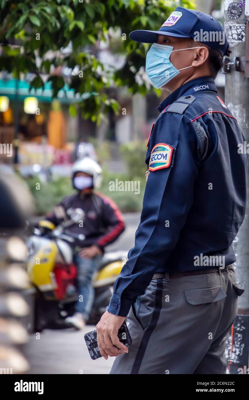 Security guard wearing face mask hires stock photography and images