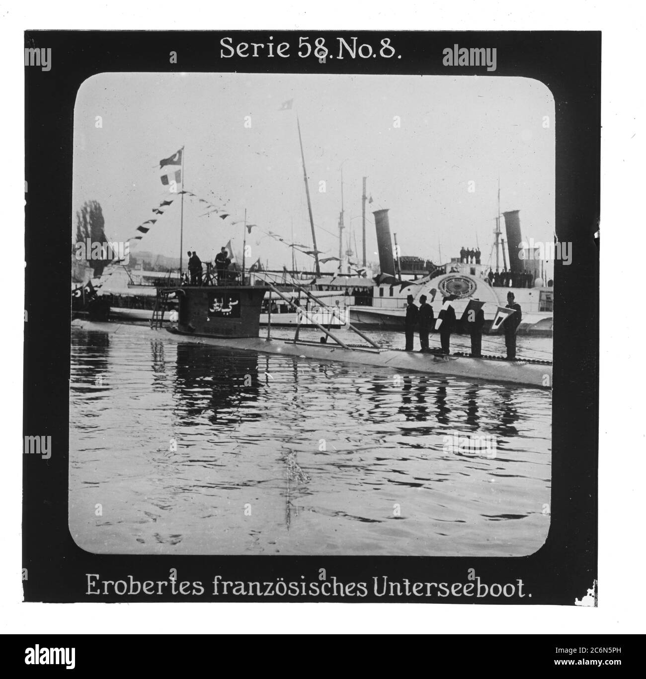 Projection für Alle - Der Weltkrieg: An der Türkischen Front. Serie 58. No. 8. Erobertes französisches Unterseeboot. Die Aufnahme entstand wahrscheinlich im Hafen von Ulgadere, etwa 10 Meilen nördlich von Kilitbahir. - Die Firma „Projection für Alle“ wurde 1905 von Max Skladanowsky (1861-1939) gegründet. Sie produzierte bis 1928 fast 100 Serien zu je 24 Glasdias im Format 8,3 x 8,3 cm im sog. Bromsilber-Gelatine-Trockenplatten Verfahren. Die Serien umfassten Städte, Länder, Landschaften, Märchen und Sagen, das Alte Testament u. den 1. Weltkrieg Stock Photo