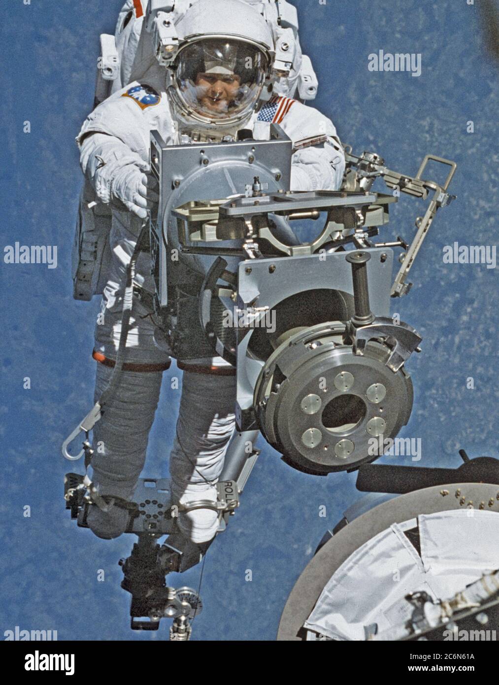 STS-96 ONBOARD PHOTO:  MISSION SPECIALIST JERNIGAN, TAMARA TOTES PART OF A RUSSIAN BUILT CRANE CALLED STRELA.  JERNIGANS FEET ARE ANCHORED ON A MOBILE FOOT RESTRAINT CONNECTED  TO THE SHUTTLES REMOTE MANIPULATOR SYSTEM (RMS) Stock Photo