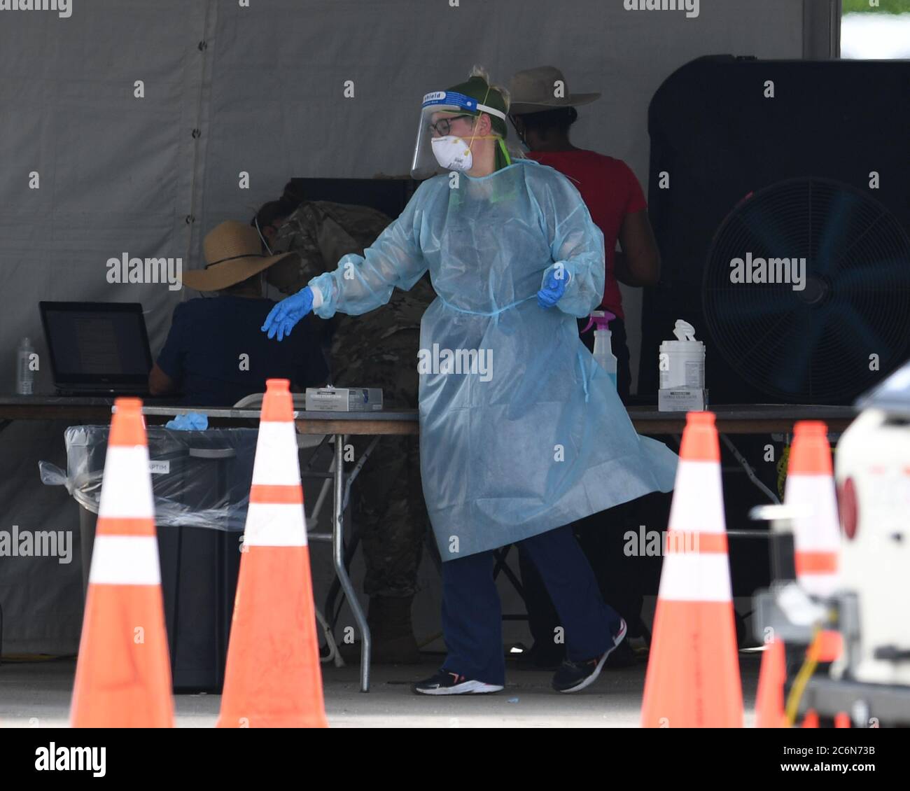 Miami Gardens Beach, FL, USA. 10th July, 2020. A Healthcare worker seen taking a swab sample from a driver at the Coronavirus (COVID-19) drive in testing site, set up in the parking lot of Hard Rock Stadium as Florida reports another record spike 11K in coronavirus cases, Florida's Covid-19 surge shows the state's reopening plan is not working on July 10, 2020 in Miami Gardens, Florida. Credit: Mpi04/Media Punch/Alamy Live News Stock Photo