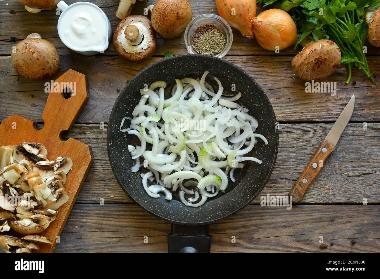 Royal champignons in sour cream sauce. Recipe. Step by step cooking