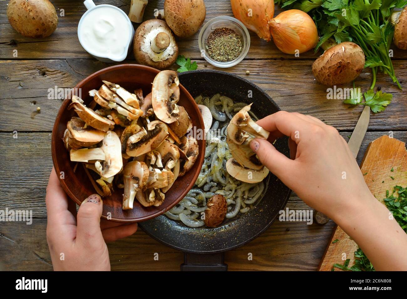 Royal champignons in sour cream sauce. Recipe. Step by step cooking