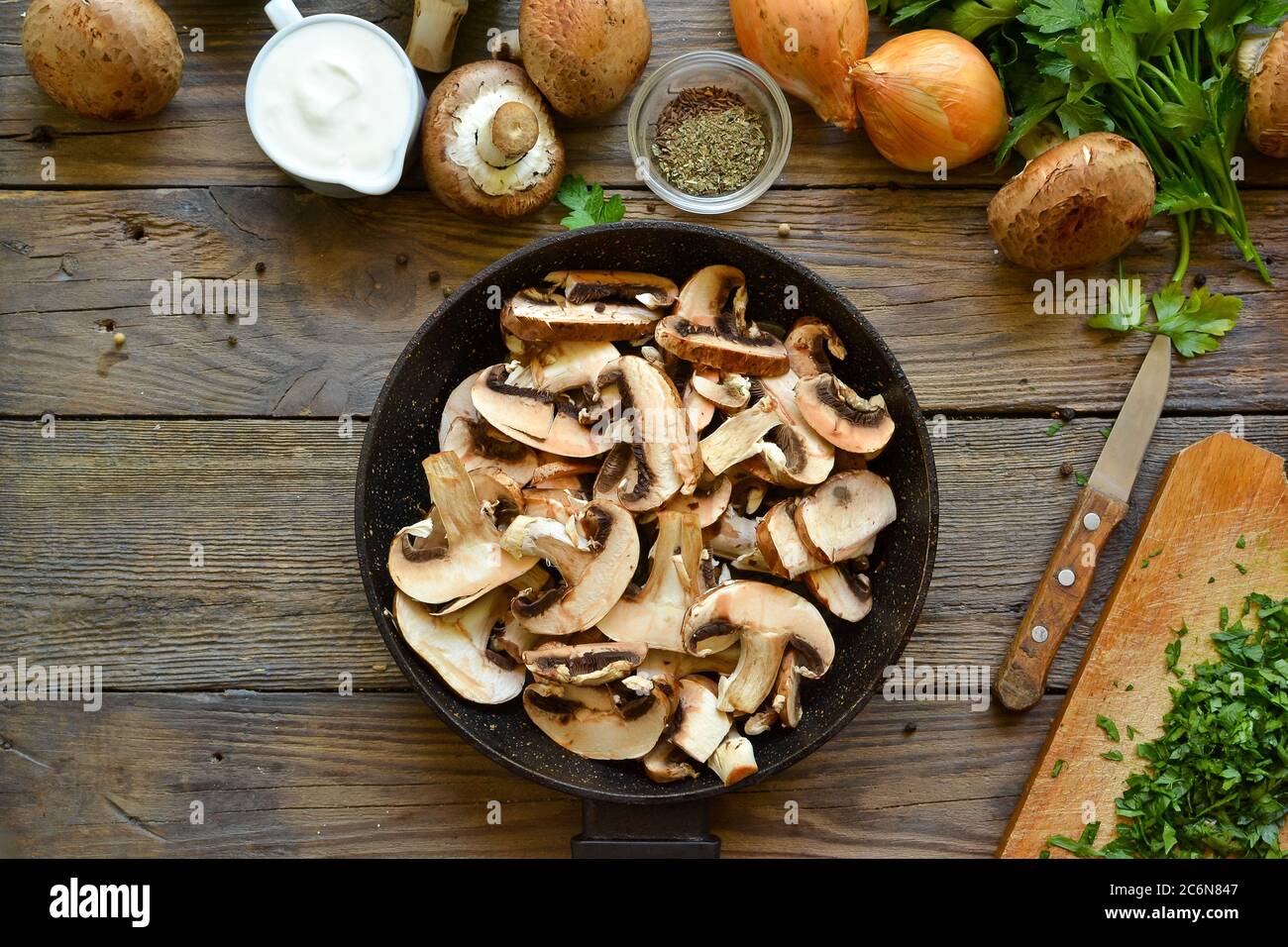 Royal champignons in sour cream sauce. Recipe. Step by step cooking