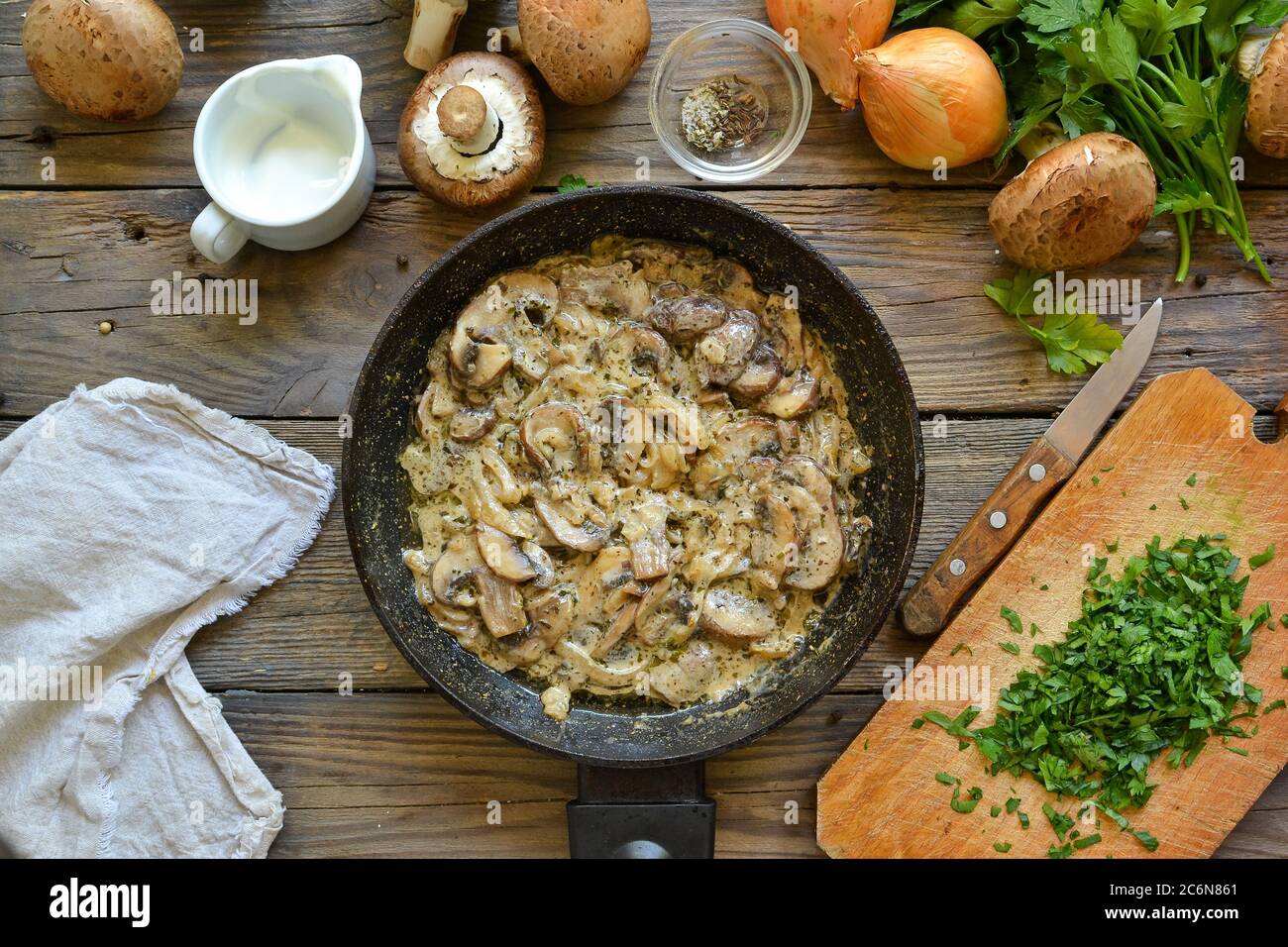Royal champignons in sour cream sauce. Recipe. Step by step cooking