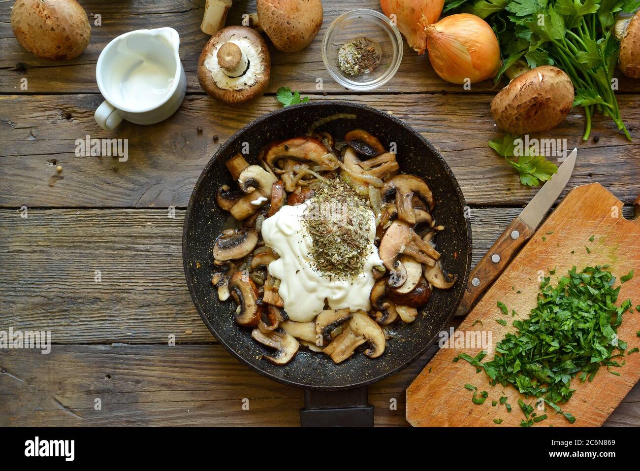 Royal champignons in sour cream sauce. Recipe. Step by step cooking