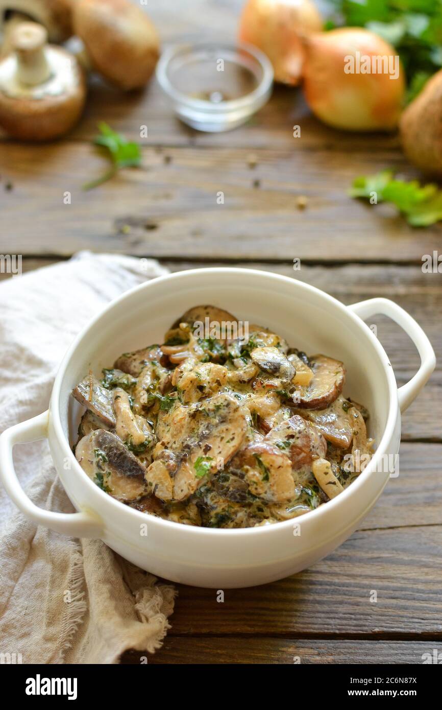 Royal champignons in sour cream sauce. Recipe. Step by step cooking
