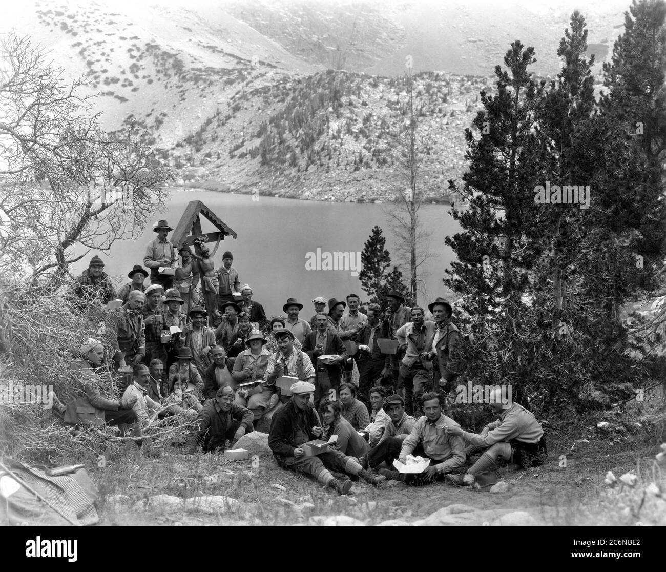 ERICH von STOHEIM his wife VALERIE GERMONPREZ actors and film crew on set location lunch break candid Mount Whitney California during filming of THE HONEYMOON (released outside US in 1930) second part of THE WEDDING MARCH 1928 director ERICH von STROHEIM writers Harry Carr and Erich von Stroheim Silent movie with musical score and sound effects Paramount Famous Lasky Corporation Stock Photo