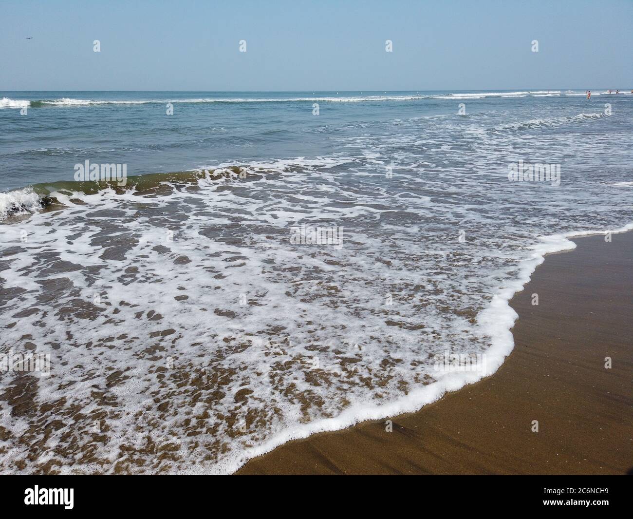 Foamy sea waves hi-res stock photography and images - Alamy