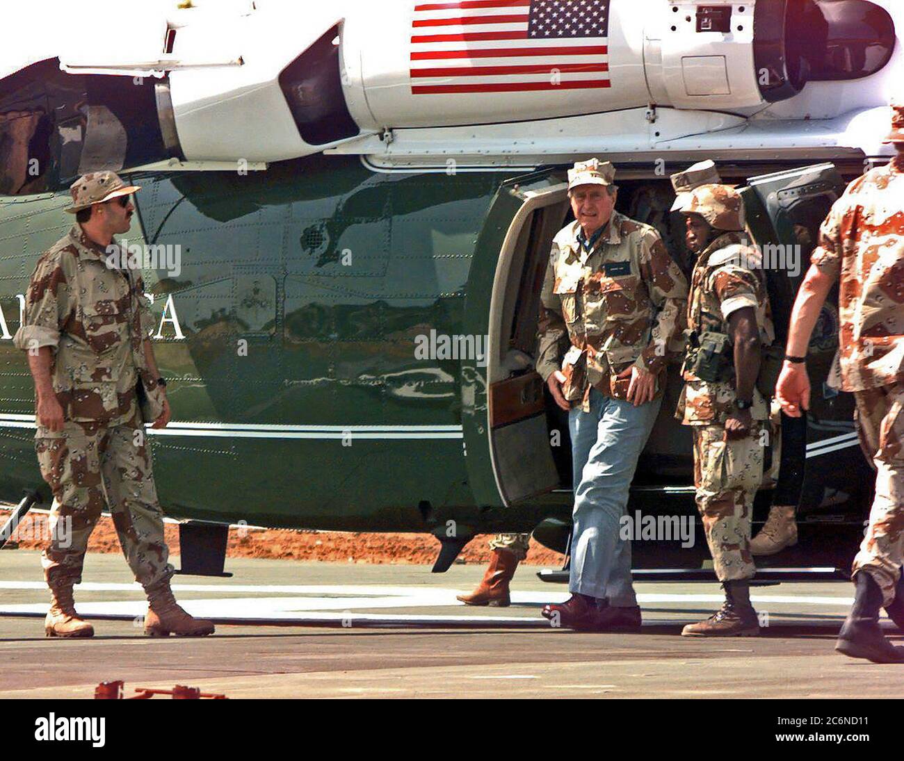 1992 - President George Bush arrives at the American Embassy Compound on an UH-60 Blackhawk helicopter. Stock Photo