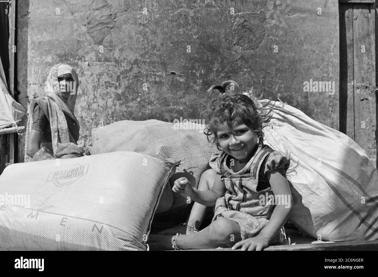 Strassenszene in Poshina: Indisches Kind auf Holzwagen | Poshina: Indian girl sitting on a chariot between goods Stock Photo