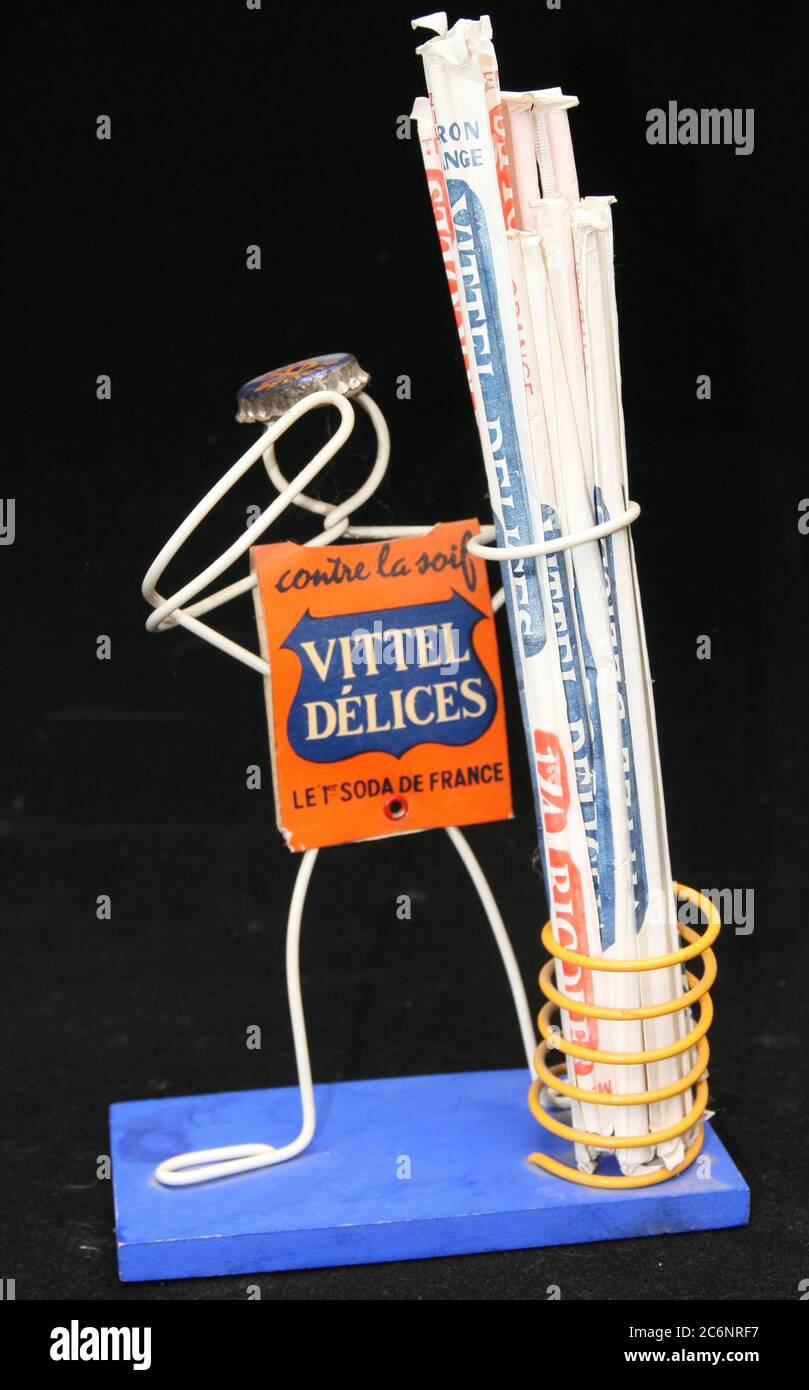 Porte paille Vittel Delices bonhomme fil de fer vers 1950 Stock Photo
