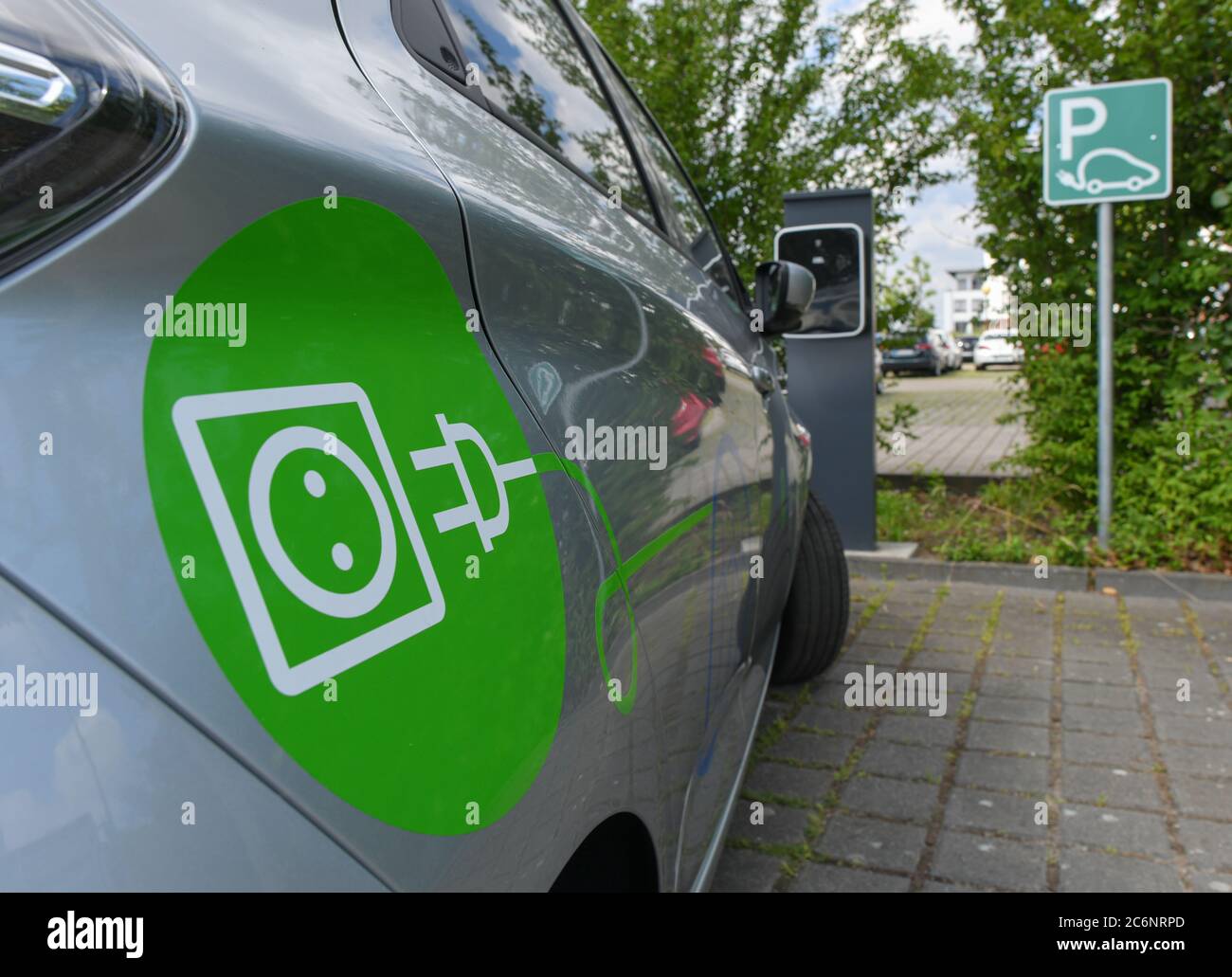 25 June 2020, Brandenburg, Fürstenwalde: An electric vehicle of the energy supplier E.DIS AG of the type 'Renault ZOE' is charged at an electric filling station. Photo: Patrick Pleul/dpa-Zentralbild/ZB Stock Photo