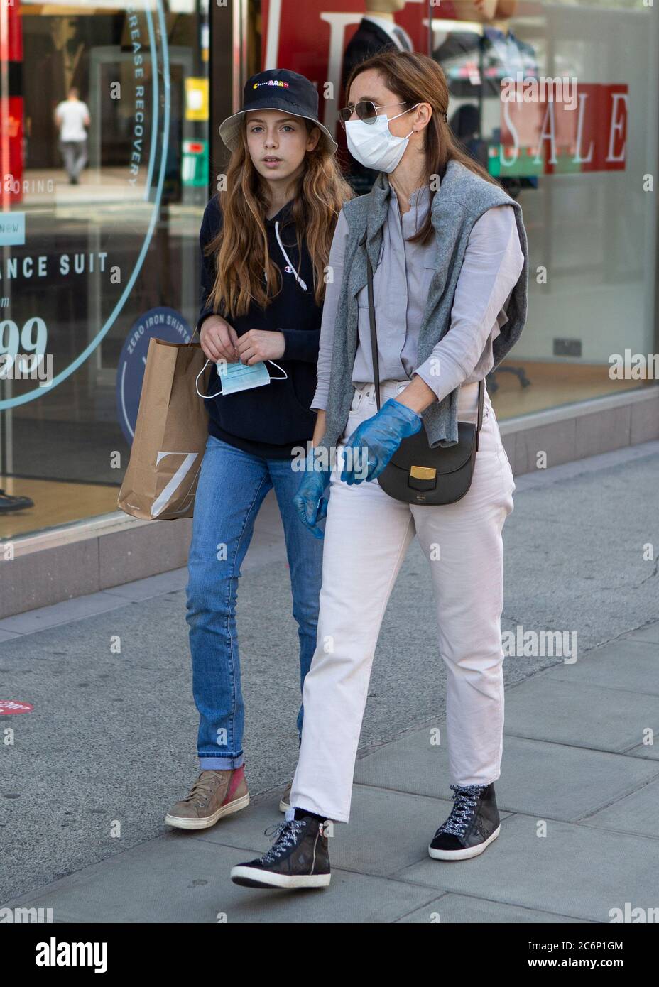 Women not wearing facemasks hi-res stock photography and images - Alamy
