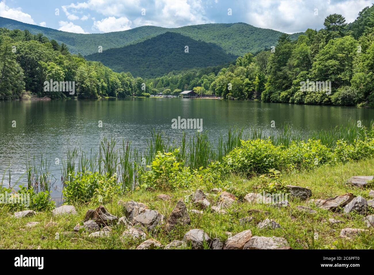 Lake Trahlyta, nested high in the Blue Ridge Mountains at Vogel State Park near Blairsville, Georgia. (USA) Stock Photo